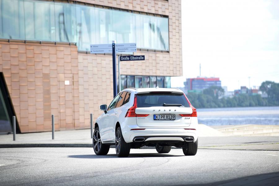  Volvo XC60 D5 R-Design 2017 года  (WW) (фото 8 из 26)